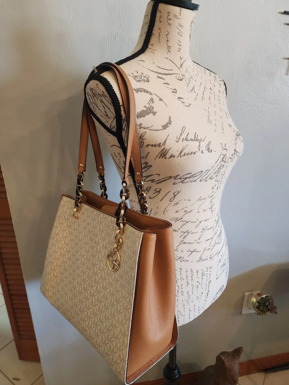 Michael Kors SOFIA Signature Logo Tote in Vanilla/Acorn